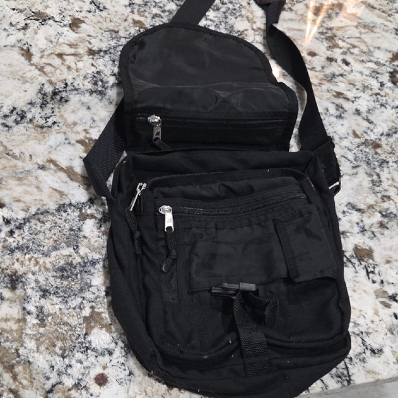 MEC Black Men's Messenger Bag - Picture 4 of 7